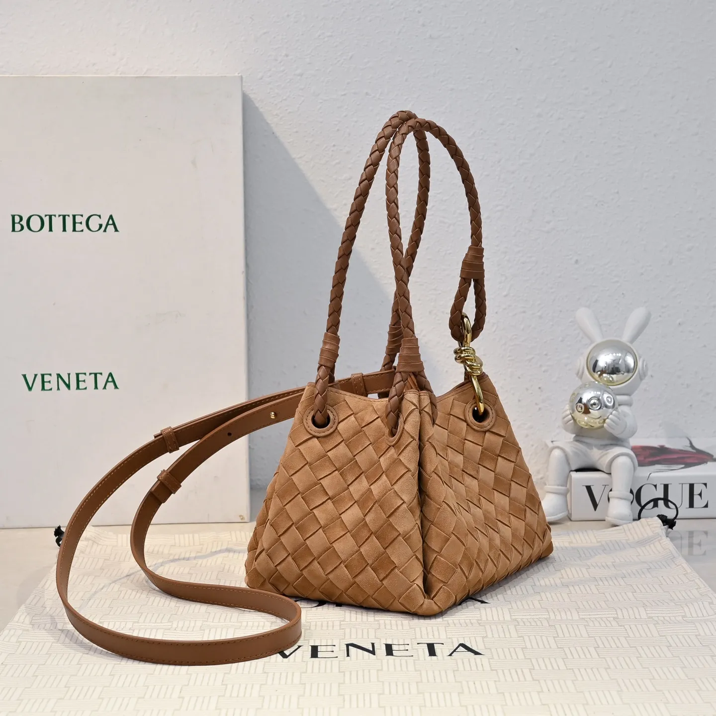 Batch 1760 BV's new intrecciato suede woven leather shoulder bag. It comes with a detachable cross-body strap. It comes with a mini bag inside. The appearance retains the unique design of BV woven. The parachute bag is a bag that makes people excited before seeing the actual thing. The small gold knot embellishment is full of simple and high-end sense to meet your needs in different occasions. Model: 6569 Size: 21X17X16.5cm